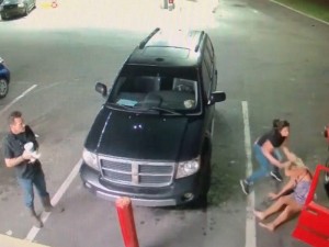 Yanacaqdoldurma məntəqəsində vəhşilik: qadınları döyüb, qız uşağını sürüdülər - VİDEO