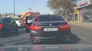 Avtobus zolağı ilə hərəkət edən "AA" nömrəli "BMW"nin sürücüsü yolu kəsdi - VİDEO