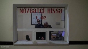 Pul və qızıl zinət əşyaları oğurlayan şəxs saxlanılıb - VİDEO