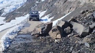 Quba-Xınalıq yolunda sürüşmə - Qaya parçaları töküldü - FOTO