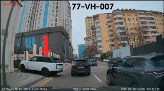 Maşını həm girişin qarşısında, həm də səkidə park edərək hərəkətə çətinlik yaratdı - VİDEO