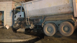 Bakıda yük avtomobili qəza zamanı binaya çırpılıb, xəsarət alanlar var - FOTO 