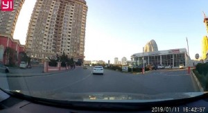 90-BC-700 nömrəli avtomobil qoşa xəttin tələbini belə pozdu - VİDEO