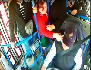 Bakıda yaşlı qadın avtobus sürücüsünü döydü – VİDEO
