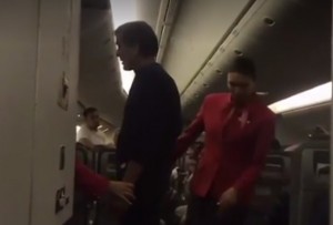 Təyyarədə iki xoşagəlməz olay: biri qapını açmaq istədi, digəri siqaret çəkdi - VİDEO