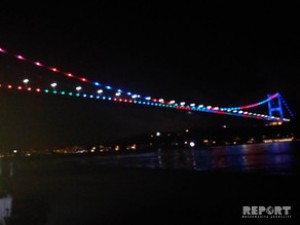 Sultan Mehmet körpüsü Azərbaycan bayrağının rənglərinə boyanıb - FOTO