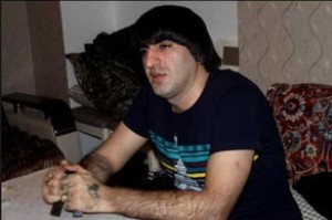 "Qoca"nın qaçmasına kömək göstərən qadın: "Etibar 2 adyal və yastıq götürüb maşının “baqaj”ına girdi"