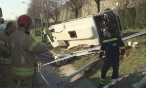 29 nəfərin olduğu mikroavtobus aşdı: 11 yaralı - VİDEO