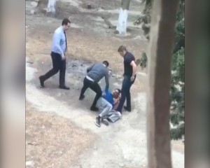 Marketdən oğurluq edən şəxsi döyən satıcının məhkəməsi başlayıb