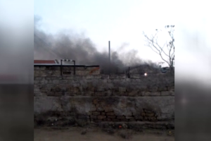 Zavoddan yüksələn qatı tüstü səmanı bürüyüb - VİDEO