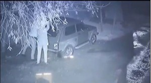 Bakıda iki nəfər gecələr maşınları yarır – VİDEO