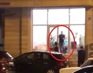 Bakıda kişi şirkətin ofisini dağıtdı, maşının şüşələrini sındırdı – VİDEO