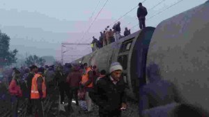 Qatar relsdən çıxdı: 6 ölü