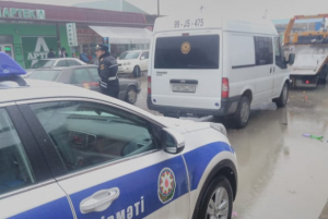 Yüksək sürətlə hərəkət edən “Ford” ana və övladını vurub sürüdü – VİDEO