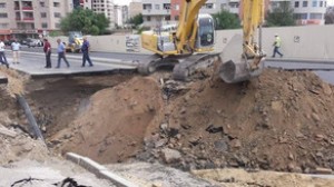 Bakıda yolun çökməsinin səbəbi qazıntı işlərindən sonra bəlli olacaq - VİDEO