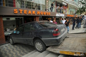 Bakıda sürücü maşını park etmək əvəzinə restorana çırpdı - FOTO