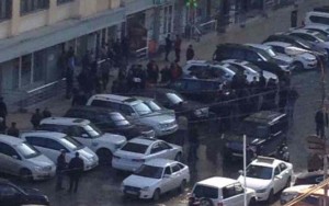 Binadan avtomobilin üzərinə paltaryuyan maşın atdılar - Bakıda