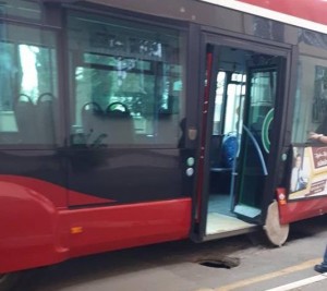 "Bakı Bus"dan unikal qəza: yeni "təkər" - FOTO