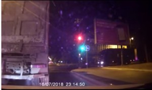 Bir dəqiqədə 3 qayda pozan yük maşını sürücüsü - VIDEO