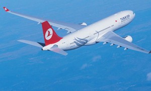 Karqo təyyarəsi quş sürüsü ilə toqquşub