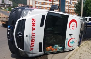 Traktorla toqquşan ambulans aşdı: ana, körpəsi və 3 səhiyyə işçisi yaralandı - FOTO