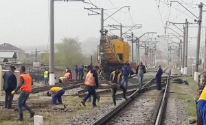 Qobustan dəmir yolu stansiyasında yeni yoldəyişənlər quraşdırılır - FOTO