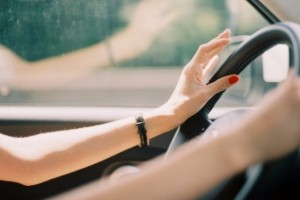 Əks zolağa çıxdı, maşını yolda saxlayıb getdi: Sürücünü hansı cəza gözləyir? - VİDEO