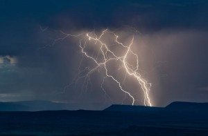 Dayanacağa ildırım düşdü: 3 ölü