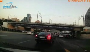 Düz gedəcəyi halda qayda pozub eyni yerə tərsinə girdi - VİDEO