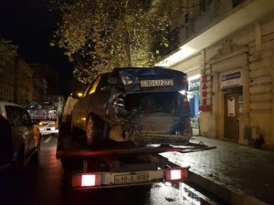 Bakıda yüksək sürətlə gedən avtomobil qəza törədib  - FOTO