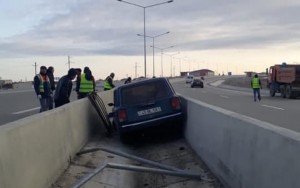 Bakı-Yevlax yolunda qəzaya düşən avtomobil yol ayrıcına düşdü  - FOTO