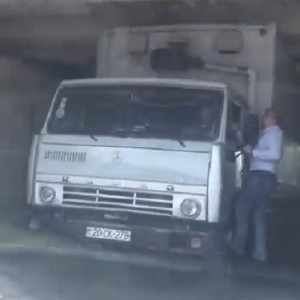 Gəncədə yük maşını körpünü keçə bilmədi - VİDEO