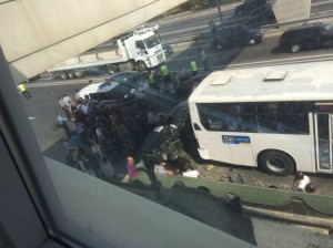 Bakıda minik avtomobili avtobusa çırpıldı: iki nəfər ölüb - FOTO