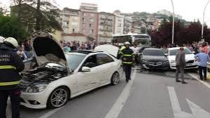 Əyləci xarab olan avtobus aləmi biri-birinə qatdı: 6 yaralı - VİDEO