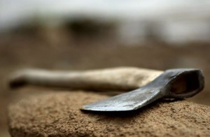 Gədəbəydə arvadını baltalayan şəxsin məhkəməsi başlayıb