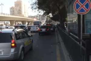Taksi sürücüləri yolu zəbt edib - VİDEO