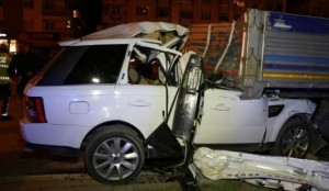 “Range Rover” yarıya kimi TIR-ın altına girdi: 1 ağır yaralı - FOTO