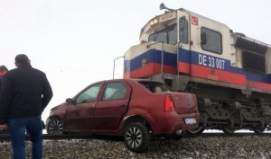 Yük qatarı minik avtomobilinə çırpıldı: 3 nəfər hadisə yerində ölüb - FOTO