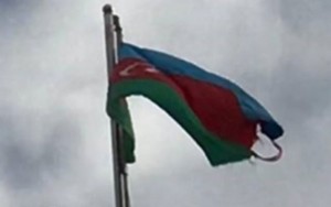 İcra hakimiyyətinin binasına cırıq bayraq asılıb - VİDEO