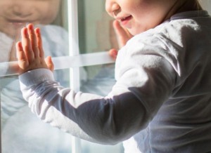 Sumqayıtda 2-ci mərtəbədən yıxılan 3 yaşlı uşaq sağ qalıb