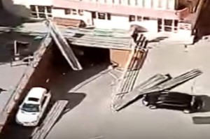 Binadan tikinti materiallarını maşınların üstünə atırlar - VİDEO