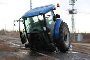 TIR-la traktor toqquşdu: traktor ikiyə bölündü - VİDEO