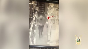 Bakıda aptekdən oğurluq edən şəxs kameraya düşdü - FOTO