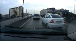 "Avtoşluq" edən "Priora" kameraya düşdü - VİDEO