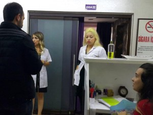 Qonşudan gələn səslər polisi hərəkətə keçirdi: Evə girəndə şok oldular - VİDEO