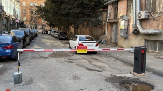 Nərimanovda həyətə quraşdırılan şlaqbaumlar narazılıq yaratdı - FOTO