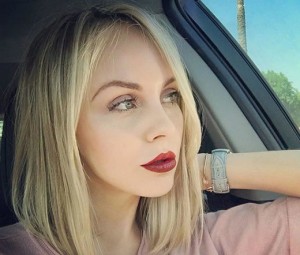 Məşhur gözəl yol qəzasında  öldü - FOTO