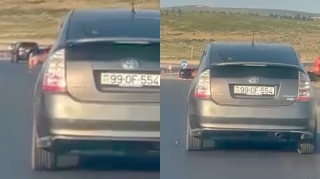 Sükan arxasında tum çırtlayıb qabıqlarını yola atdı - 99-OF-554   - VİDEO