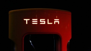 Mask daha 963 mln. dollarlıq “Tesla” səhmlərini satıb