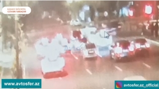 Qırmızı işığın son saniyəsində dəhşətli qəza - Bakıda REAL VİDEO 